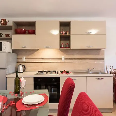 Apartment Doris, Nenadici *